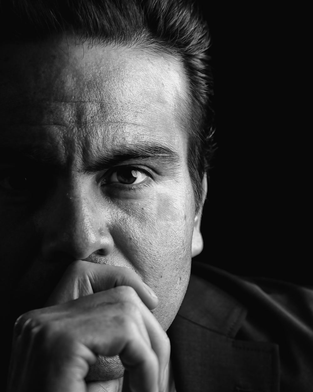Retrato de estudio en clave baja, mirada directa